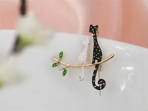 【送料無料】ジュエリー・アクセサリー ブロシュドレドゥーシャシュルウンブランチダルブルノワールブランアールヌーヴォーbroche dore deux chat sur une branche darbre email noir blanc art nouveau xz10