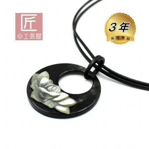 白水牛 黒水牛 薔薇の花 ぺンダント （のし等ギフト対応無料） アジャスター付き60センチ紐 天然素材で軽いので肩こり首こり、肌が弱い方でも首元を華やかに彩れます かわいいバッファロ