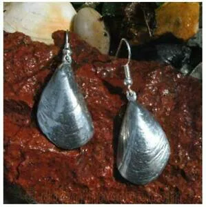 【送料無料】ジュエリー・アクセサリー highly polished pewter mussel shell earrings made in cornwall gift boxed