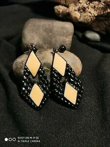 【送料無料】ジュエリー・アクセサリー イヤリングヴィンテージベージュホワイトレジンcurieuses boucles doreille en metal peint noir et resine blanc beige vintage