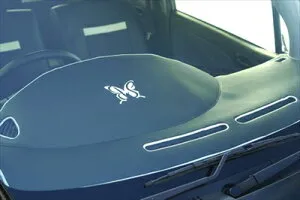 ムーヴ(カスタム) L150S/L152S/L160S (H14.10-) ラグジュアリー ダッシュマット カラー：ブラック （オーバーロック：白 刺繍：白）