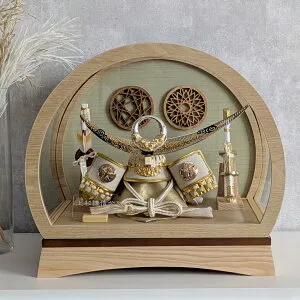 オンライン限定 五月人形 コンパクト アクリルケース 徳川家康 上杉謙信 武将 8号兜 ケース飾り ナチュラル ドーム型 丸型 アクリルケース ウッドレリーフ 金 兜飾り 端午の節句 初節句 5月