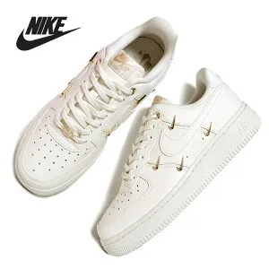 【15時までのご注文で即日発送！！】NIKE WMNS AIR FORCE 1 '07 LX SAIL GOLD ナイキ ウィメンズ エアフォース スニーカー ( 白 ホワイト 金 ゴールド バッチ レディース FV3654-111 )