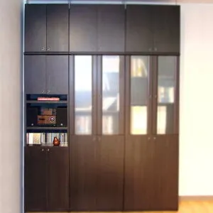 大容量収納本棚高さ250～259cm幅45～59cm奥行31cm厚棚板（棚板厚2.5cm） 本体棚扉サイズ:上扉72.5cm+下扉52.5cm(高さ=ラック高さ178cm+突張棚高さ65cm+伸縮突張金具)飾り棚付両開き扉大容量収納本棚