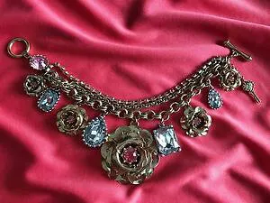 【送料無料】ブレスレット アクセサリ? ジョンソンゴールデンゴールドローズフラワーピンククリスタルチェーンブレスレットbetsey johnson golden gold rose flower pink crystal large jewel chain bracelet