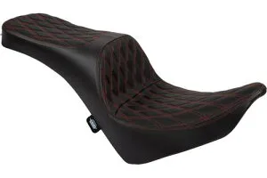 FREEDOM ツーリング 2-UPシート ダブルダイヤモンド ビニール レッドステッチ 2018年以降FLHC/S、FLSL、FLDE、FXBB/S、FXST