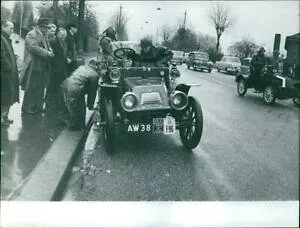 【送料無料】ホビー 模型車 モデルカー ルノーモデルa model of renault 1910 car is being fix by man in the road while other men are