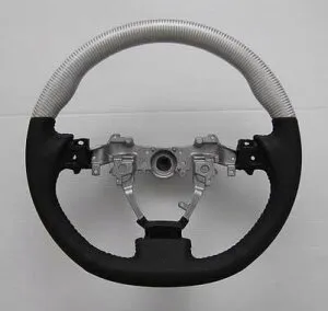 【Revier(レヴィーア)】後期70系ノア・ヴォクシー 本革ステアリングホイール スタンダード/リアルシルバーカーボン 純正のステアリングと交換タイプ