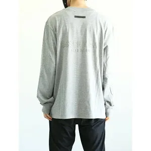送料無料 トップス FEAR OF GOD FOG ESSENTIALS フィアオブゴッド エッセンシャルズ 21SS BACK LOGO L/S TEE (RUBBER) / ダークオートミール 返品交換不可