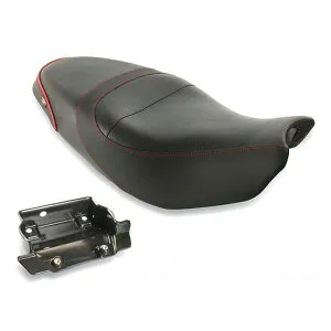 Sargent 1ピースレギュラーシート パイピング：カスタム（CarbonFX/パイピング：A-066 レッド） 仕様 Duratex カラー パイピング：C-015 イエロー WS-647-NS サージェント シート関連パーツ Scrambler