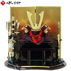 【ポイント最大20倍】 五月人形 兜飾り 兜平飾り 出し飾り 典雅 8号黒小札赤糸縅 長鍬 横幅45cm 丸形溜塗平飾台 金箔二曲屏風 KH-19798 本物志向 かっこいい おしゃれ インテリア コンパクト