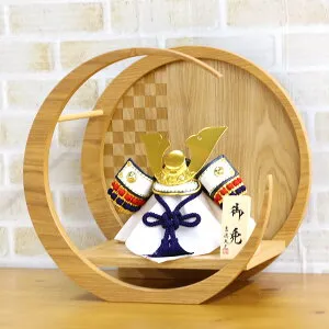 五月人形 吉徳大光 兜飾り 豆 兜飾り 豆 大鍬形 市松模様 木製 円形 三日月形飾り台（小） 吉徳 GOY-Y01-H19 2026年 初節句 コンパクト おしゃれ かっこいい モダン インテリア 兜飾り 兜
