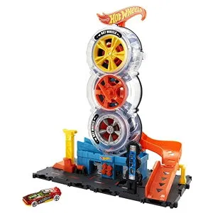 ホットウィール モンスタートラック ダウンヒルレース プレイセット Hot Wheels City Super Twist Tire Shop Playset, Spin The Key to Make Cars Travel Through The Tires, Includes 1 Hot Wheels Car, Gift for Kids 4 to 8 Years Old [Amaz