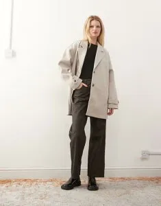 ノイジーメイ レディース アウター コート ブレザー ジャケット Noisy May oversized slouchy blazer jacket in cream Silver Lining シルバー