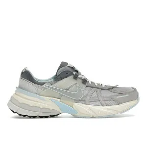 Nike ナイキ レディース スニーカー 【Nike V2K Run Light Bone Metallic Platinum (Women's)】 サイズ US_7(24.0cm) Light Bone/Light Iron Ore/Smoke Grey/Metallic Platinum