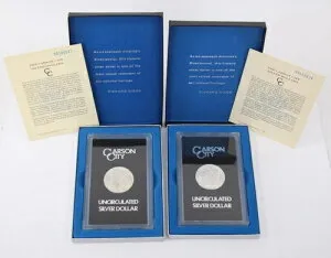 1883/1884-CC カーソンシティ GSA モルガン銀貨 2枚セット（箱・鑑定書付き）