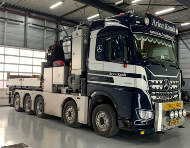 WSI MODELS 新品 ミニカー 1/50 Arjen Kandt MERCEDES-BENZ AROCS MP5 BIG SPACE 10X4 FLAT BED DRAWBAR TRAILER - 3 AXLE WITH PALFINGER PK 165.002 TEC 7 BALLAST BOX + HITCH [01-4303]