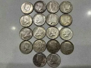 ケネディハーフダラー16枚 - 1964年 (90%) & 2枚 - 1976-S (40%)