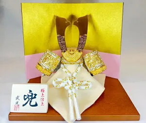 兜 S502 兜 飾り台 木目桜色 50x25 二曲一双 金彩ピンク 屏風 H21x15五月人形 兜飾り コンパクト 端午の節句 初節句 お祝い こどもの日 海外へのお土産 こだわりの兜 日本文化 日本