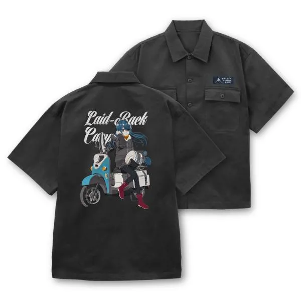 【送料無料】2026/06発売 [グッズ]/『ゆるキャン△ SEASON 3』 描き下ろし 志摩リン 刺繍ワークシャツ バイクでひといき Ver. グレー / XL【コスパ】