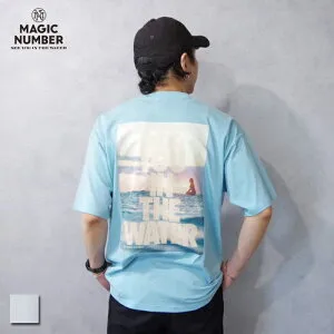 Magic Number (マジックナンバー) SEE YOU IN YHE WATER ART by Nachos (24SSMN006) 正規取扱店 メンズ トップス Tシャツ ロゴ 半袖 ストリート バックプリント インパクト ユニセックス
