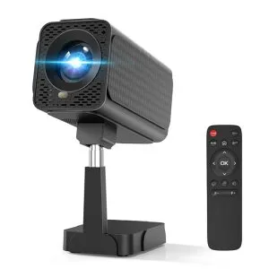 【伸縮式スタンド付き・最新AndroidTV搭載】プロジェクター家庭用25000LMフルHD1080P4K対応電動フォーカス&自動台形補正ホームプロジェクター高輝度短距離投影軽量スマホ/パソコン/PS機/DVD接…