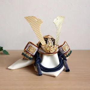 五月人形 コンパクト ★ おしゃれ インテリア 兜飾り 5月人形 端午の節句 選べる 2種類 誠山 7号 赤/紺糸 金小札 増村人形店 MMN1949