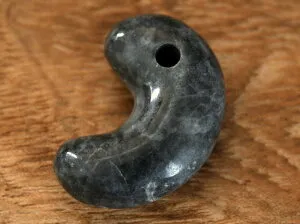 糸魚川黒翡翠勾玉 M10139 和工房 作 31mm*20mm*10mm 糸魚川産 黒ひすい 勾玉 魔除け パワーストーン お守り 翡翠ペンダントトップ