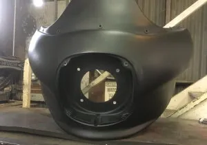 FXRT REPRODUCTION “Closed Back” フェアリングキット:2014年以降FLHR 11インチクリアシールド ベント無し