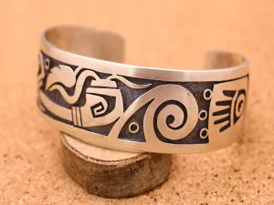 インディアンジュエリー ホピ族 Trinidad Lucas（トリニダッド・ルーカス）作 特大バングル ウォーター 水の流れ ヒーリングハンド モチーフ マット仕上げ バングル オーバーレイ ネイティブ