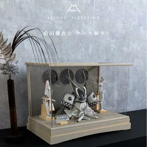 五月人形 コンパクト アクリルケース 前田慶次 武将 8号兜 ケース飾り 栓木グレージュ 段型 ウッドレリーフ 袱紗 グレー アクリルケース 前田慶次 黒/グレー兜 兜飾り 端午の節句 初節句 5