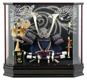 五月人形 兜ケース飾り 兜飾り 平安義正作 ブロンズ角鍬 12号 紅溜塗 六角パノラマケース 【2026年度新作】 h285-sm-28-5-01